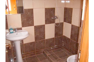 Románia Privát 2 Mai, Exteriőr